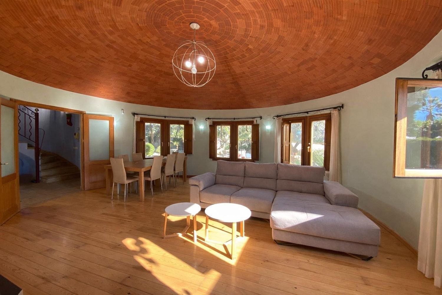 Villa La Torreta — salón circular con cúpula de madera