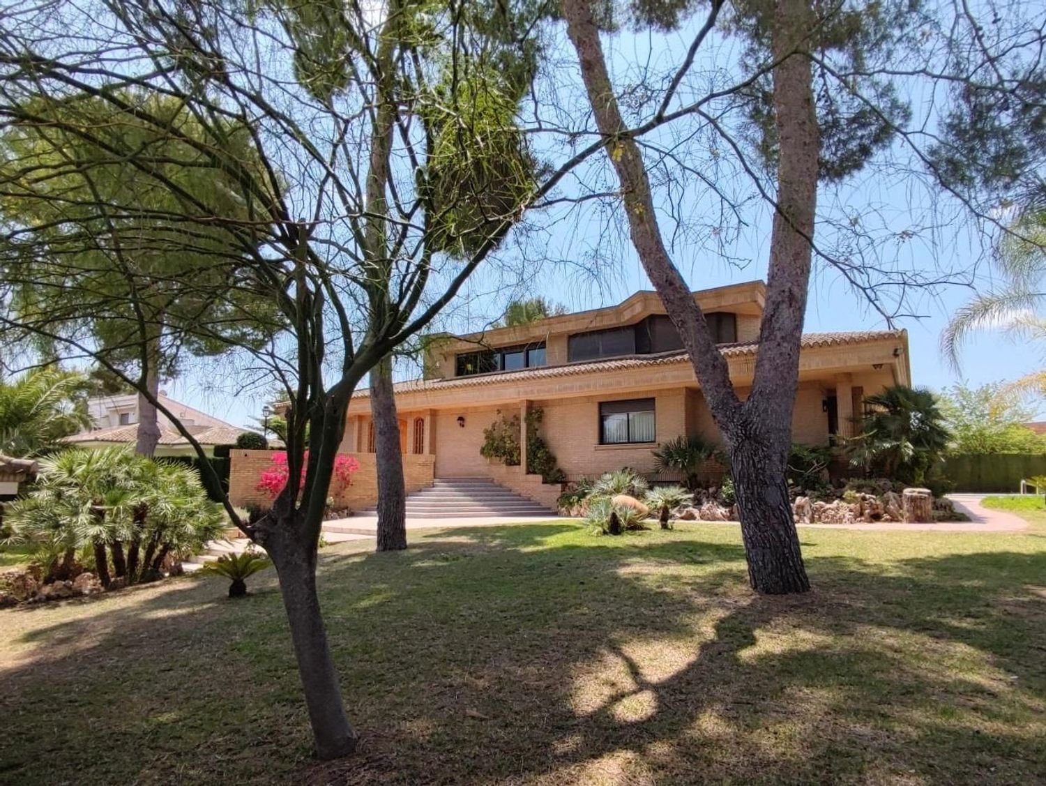 Villa Turia — entrada y jardín